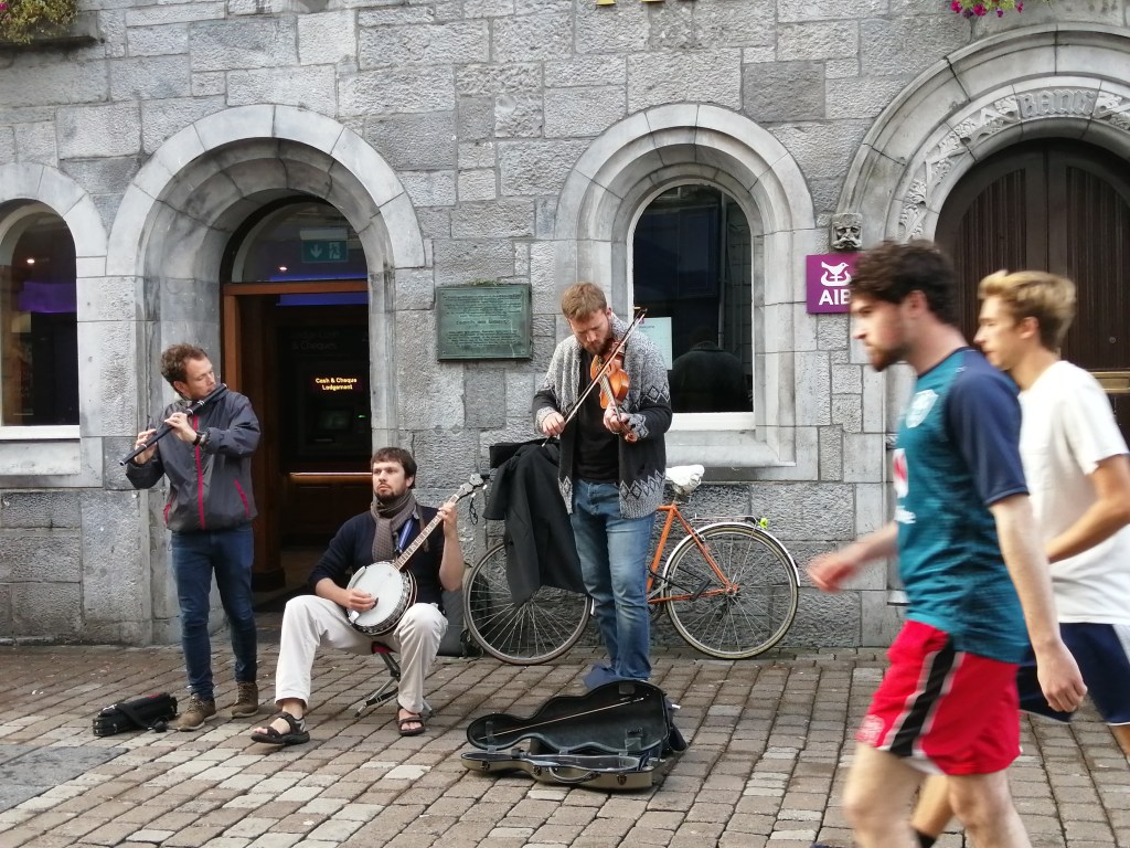 A hooker, a castle and a queue